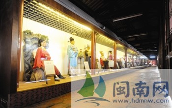 泉州府文庙走廊上陈列的古代先贤塑像